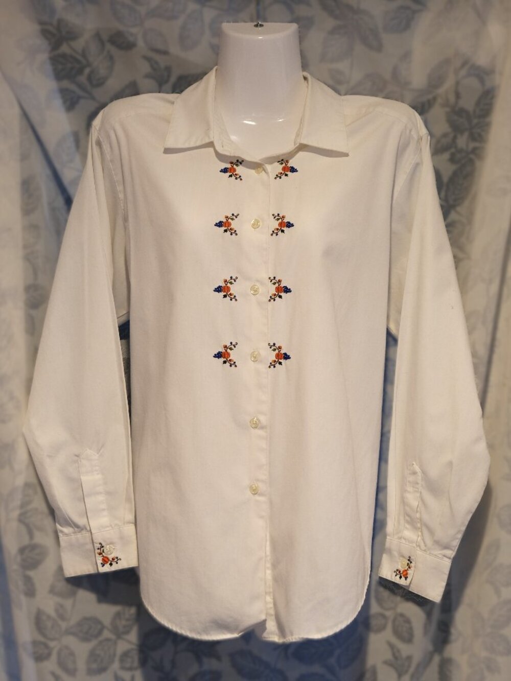 Vintage 1990s Talbots Pumpkin Embroidered Button Down Shirt 🍂